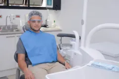 Estudiante con el equipo de protección necesario para ser atendido