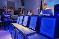 En Casa Cultural Amón, Otto Apuy Sirias compartió su visión sobre lo multimedia y la importancia de abrirse a distintos campos del conocimiento como parte de una formación integral.