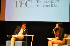 Fiorella Arias fue una de las representantes estudiantiles en compartir el escenario con el candidato del PAC.