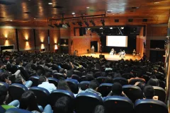 El Centro de las Artes se mantuvo lleno durante gran parte del conversatorio.