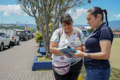 Entrega de libros en diversos cantones de Heredia