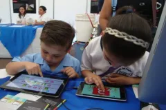 Niños jugando con tabletas