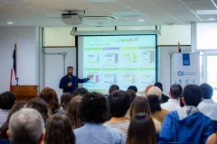 El Dr. Fabricio Cassán de Argentina, destacó el papel de los microorganismos promotores del crecimiento vegetal como base para transformar los sistemas agrícolas hacia modelos más eficientes y sostenibles.