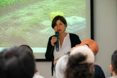 La Dra. Lorena Barra de Chile, presentó la ponencia “Autoprovisión de bioinsumos: experiencia innovadora para la regeneración agroecológica”.