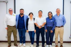 En orden usual Greivin Delgado, director ejecutivo de la Cámara de Piñeros Unidos de Costa Rica; el Dr. Fabricio Cassán de Argentina; la Dra. Lorena Barra de Chile; el Dr. William Rivera Méndez del TEC; la Dra. Cristiane Coutinho de Brasil y Juan Pablo Retana, secretario de la Cámara de piñeros.