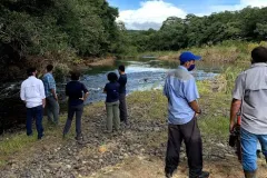 investigadores observando el caudal de un río