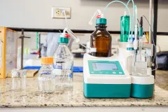 equipo de laboratorio CEQIATEC