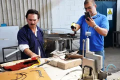 Marvin Rodríguez (izq.), asistente académico de Materiales, y José Luis León, coordinador de CIEMTEC.