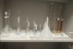 Cristalería del laboratorio y recipientes volumétricos