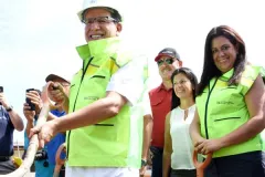 Julio Calvo, exrector del TEC, junto a Roxana Jiménez, exdirectora del CAL, durante la colocación de la primera piedra.