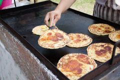 Tortillas con queso en una plancha