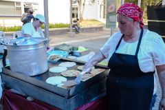 Señora haciendo tortillas con queso