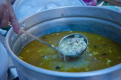 Olla con pozol, sopa hecha con maíz y carne