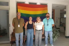 iza de la bandera LGBTIA+ en Alajuela