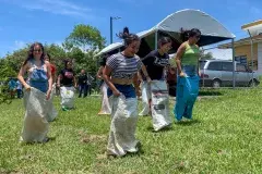 jóvenes en rally de botas