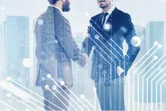 Dos hombres dándose la mano 