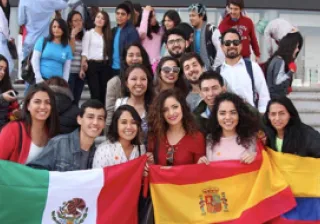 grupo de estudiantes con banderas de méxico, españa y colombia
