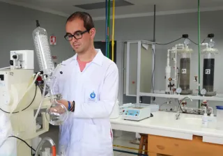 Fotografía de un investigador en un laboratorio