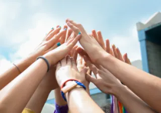 conjunto de manos levantadas