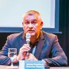 El candidato con el micrófono