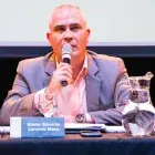 el candidato con el micrófono