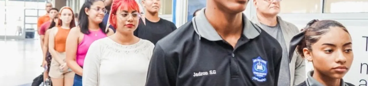 Estudiantes de primer ingreso y colegio en acto de bienvenida en el Centro Académico de Limón
