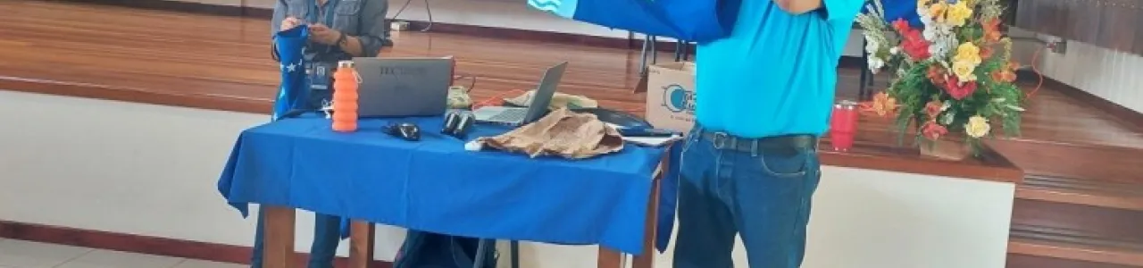 Funcionarios TEC con Bandera Azul