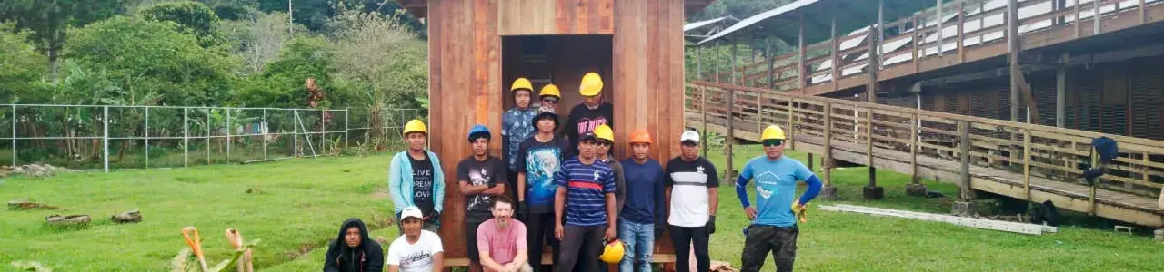 La puesta en práctica de los conocimientos brindados por las personas especialistas del TEC y del INTA, se realizó con la construcción de un pequeño modelo de casa en la que participaron distintos miembros de la comunidad de Alto Chirripó. Fotografía cortesía Verónica Villalobos.