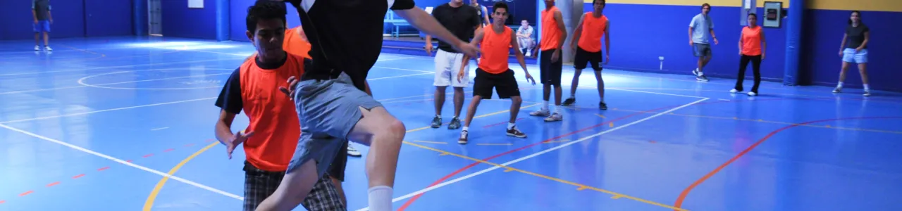 Estudiantes jugando balonmano