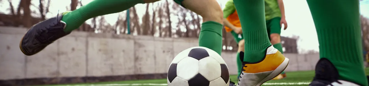 Personas jugando fútbol