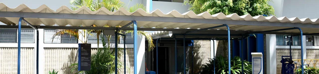 fachada del edificio de matemática