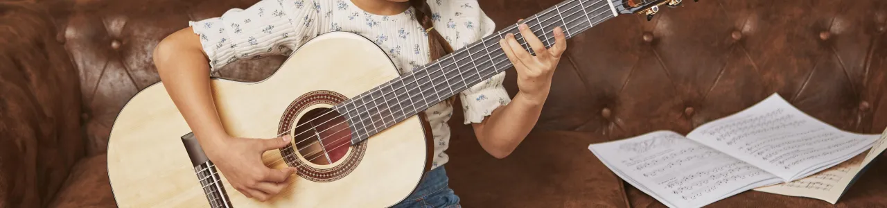 Niña prácticando guitarra