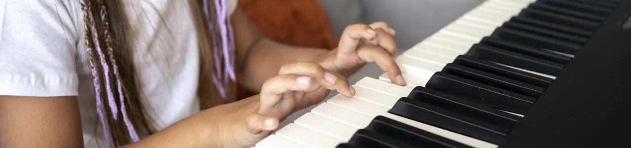 Niña tocando una canción en una organeta