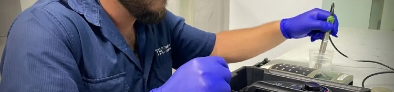 Personal del CEQUIATEC realizando pruebas de agua
