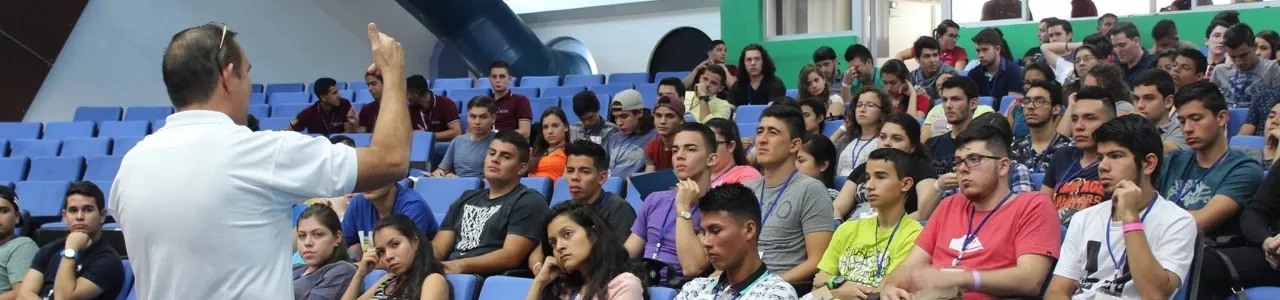 Estudiantes en el recibimiento San Carlos