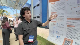 El joven investigador Adrián Alpízar, expuso los avances de su proyecto sobre el rescate genético de larvas