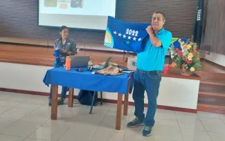 Funcionarios TEC con Bandera Azul