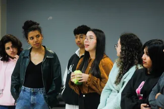 personas estudiantes participan de un taller