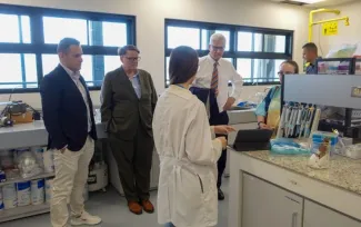 Fotografía de los funcionarios en el laboratorio