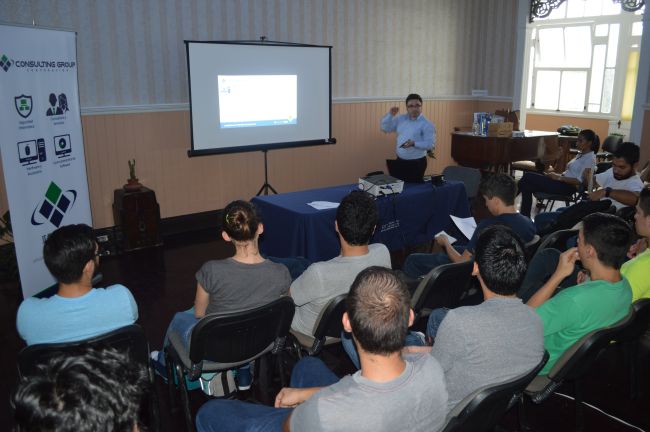 Jóvenes en una presentación.