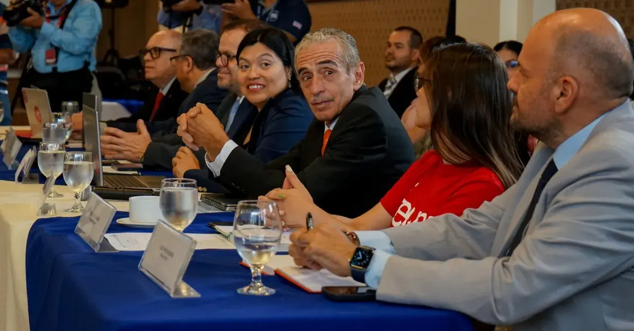Rectora y rectores en la mesa de negociación