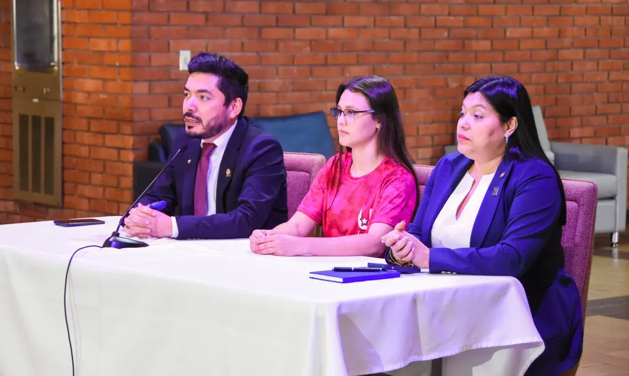 Leonardo Sánchez Hernández, ministro de Educación Pública, junto a Raquel Loría Quesada, presidenta de la Federación de Estudiantes de la UNA (FEUNA), y María Estrada Sánchez, rectora del TEC y presidenta de CONARE, en la segunda sesión de negociación del FEES 2026.