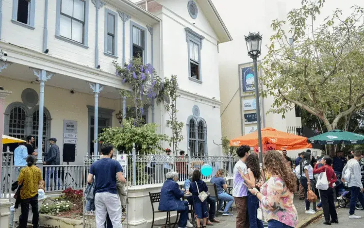 Personas disfrutando del Festival en las inmediaciones del Centro de Cine