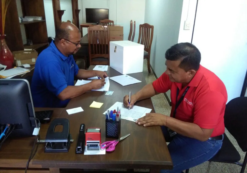 Personas escribiendo