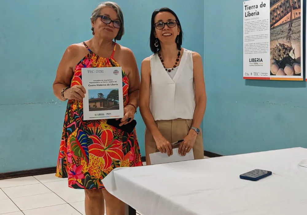 Investigadoras con el libro