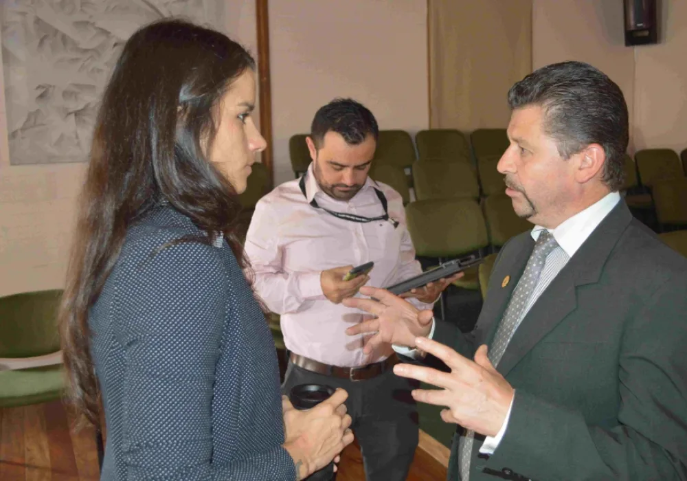 Lisa Castillo, viceministra de Transportes, y Gilbert Jiménez, alcalde de Desamparados