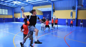 Estudiantes jugando balonmano