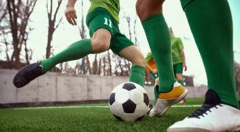 Personas jugando fútbol
