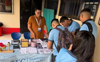 colegiales realizan actividades con juegos de mesa