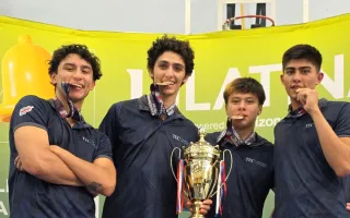Equipo de baloncesto con trofeo y medalla de oro